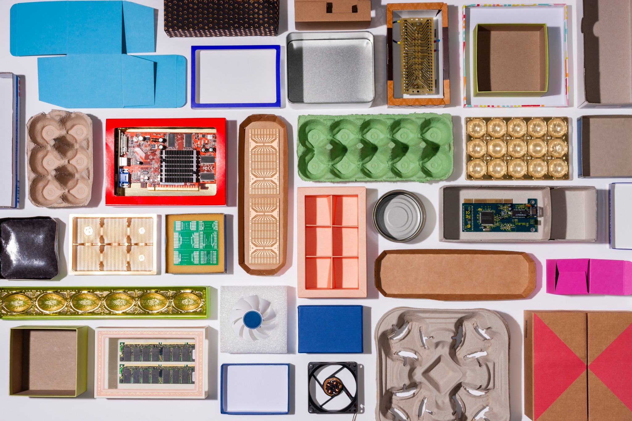 Geometrische Anordnung verschiedener Verpackungen mit integrierten Elektronikplatinen