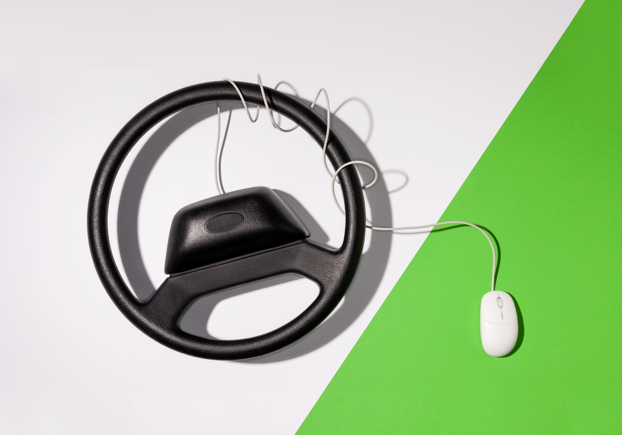 Lenkrad, das über ein Kabel mit einer Computermaus verbunden ist